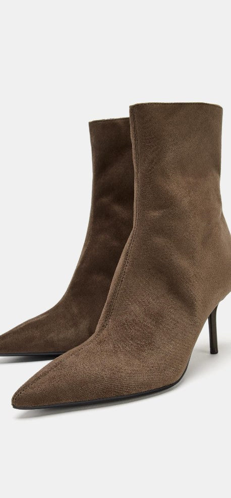 Stivaletti a Punta in Camoscio – Marrone Caffè